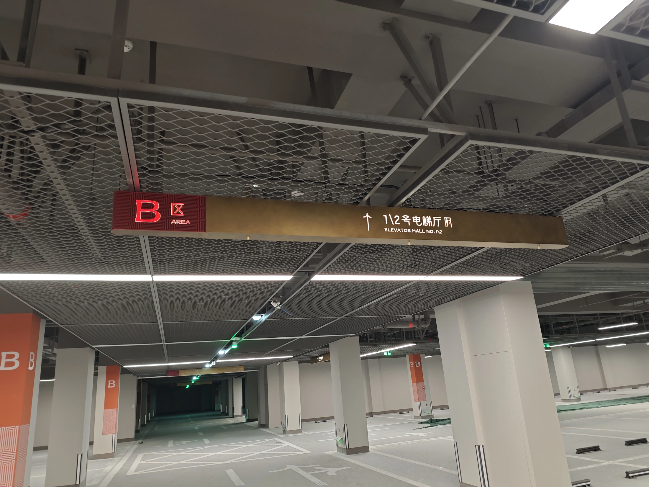 毫都商业街区地下停车区吊挂标识
